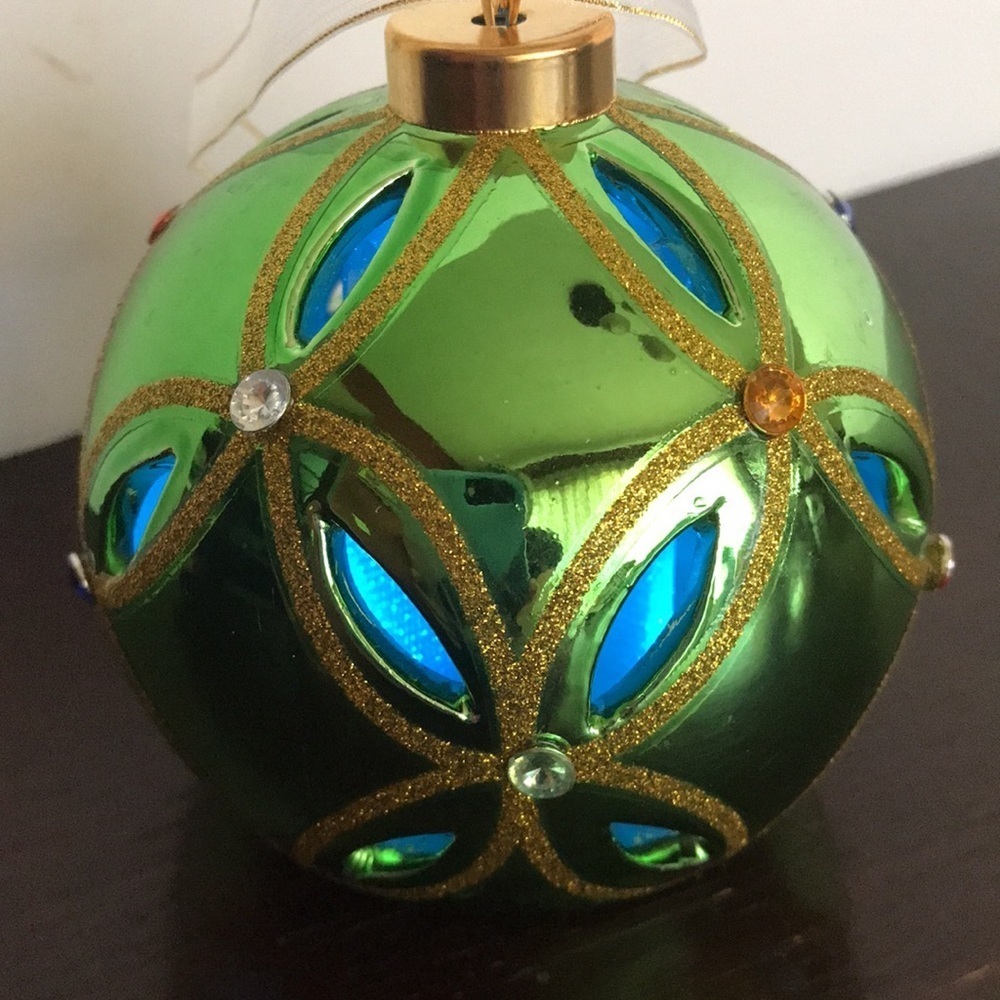 Color-changing holiday decor lighted bulb - Picture 4 of 10